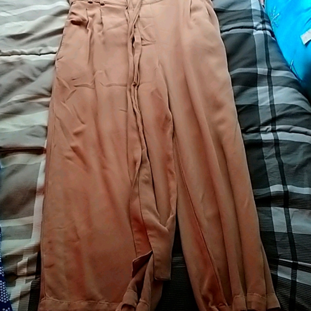 Loose fitting capree pants with belt